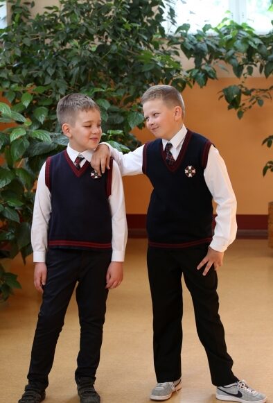 Divi zēni 1.-4. klašu svētku formās