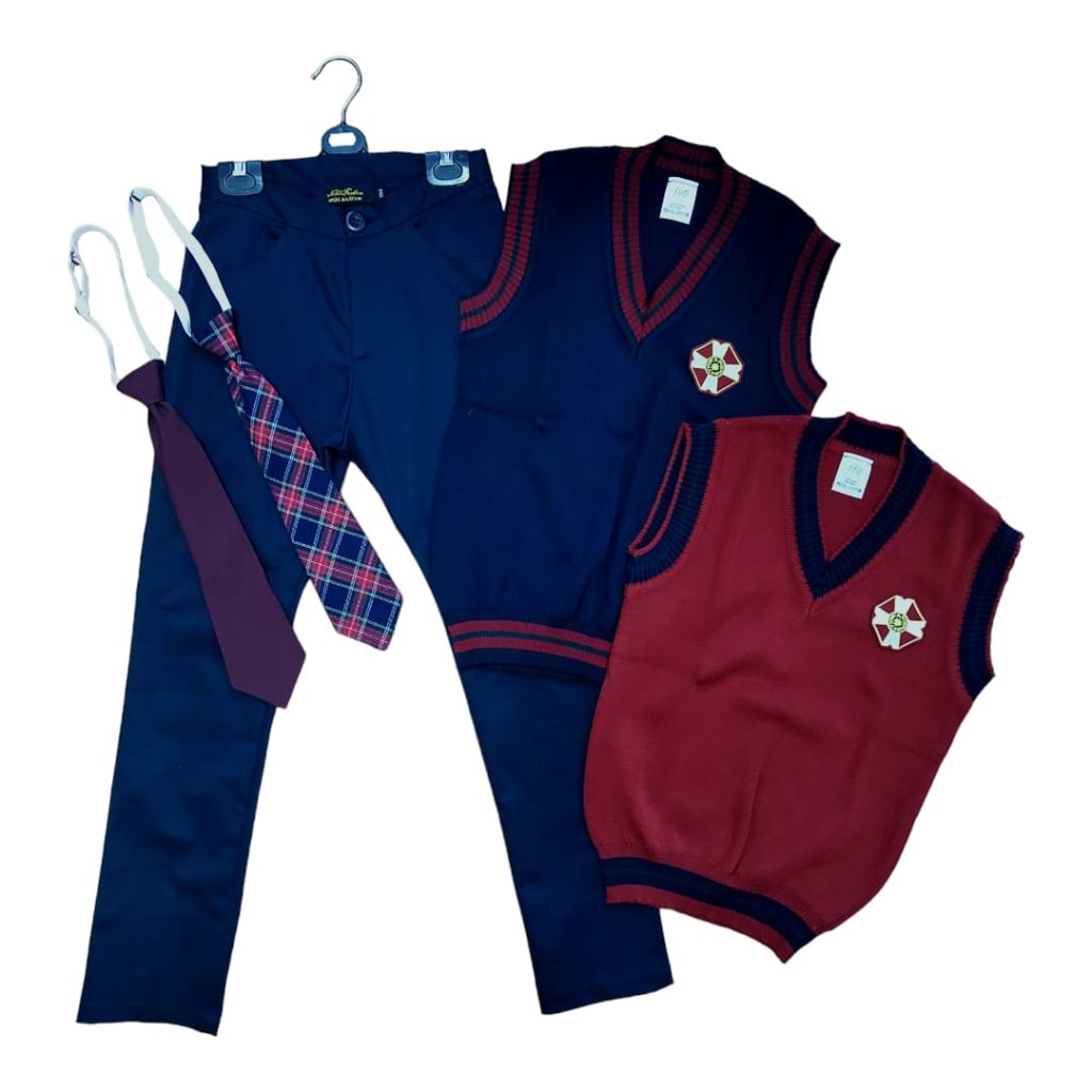 Skolas forma zēnam: tumši sarkana adīta veste, tumši zila adīta veste, tumši zilas bikses, zils ar sarkanu rūtaina kaklasaite.