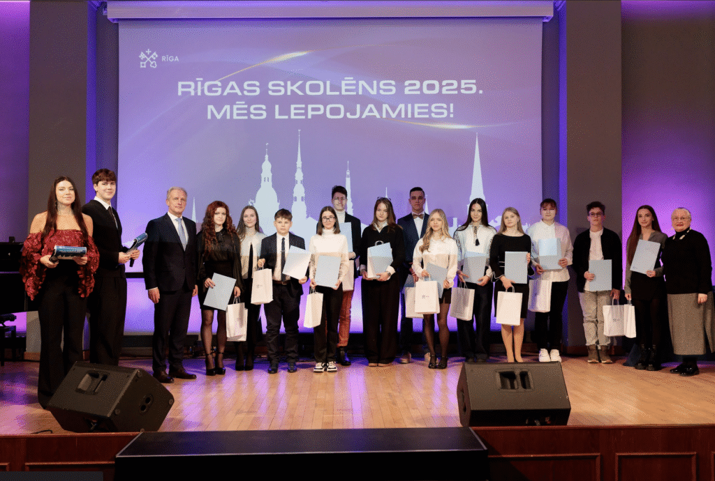 Pasākuma "Rīgas skolēns 2025. Mēs lepojamies!" laureāti uz skatuves.
